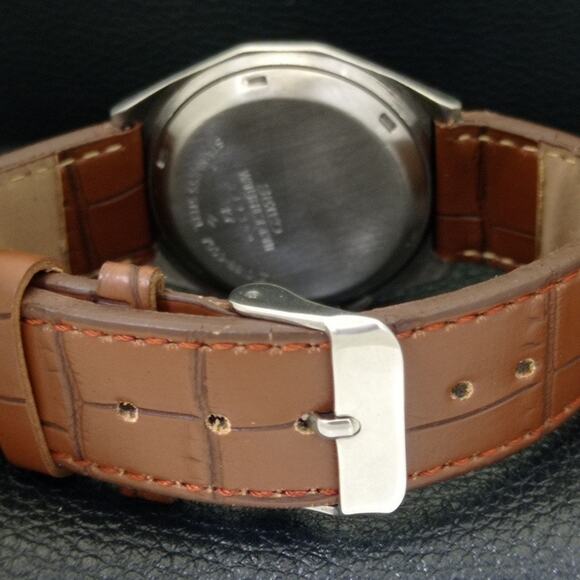 Vintage 1981 Seiko Automatic Mens Silver Watch W/daydate & Red accents - Picture 2 of 10